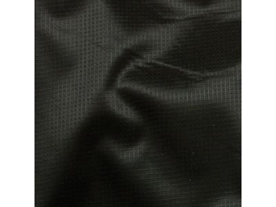 軽く軽量の20デニールの糸を使ったナイロン素材。リップストップ組織を採用し薄くても引裂き強度は1kg以上を確保しています。表面の耐久撥水加工で多少の雨は弾きます。