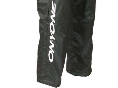 右足にONYONE大型ロゴ（プリント）。