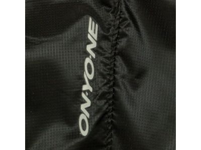 左足サイドONYONEロゴ（反射プリント）。