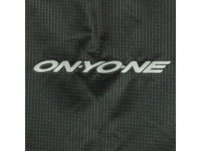 右足裏側にONYONEロゴ（反射プリント）。