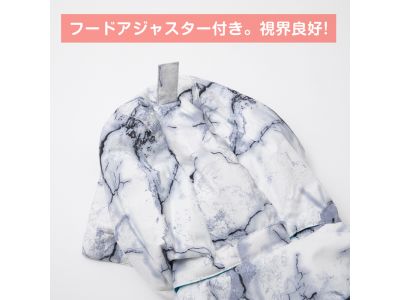 フードアジャスターフードの上にアジャスターを装備。お子様に合わせて調節する事で視界が確保され安全性UP