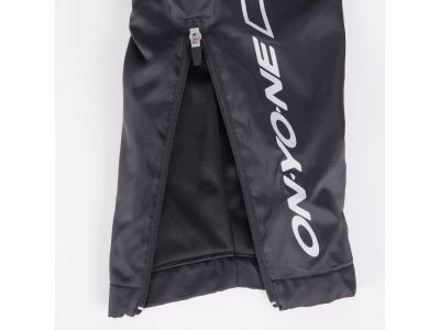 裾のファスナーで履きやすい仕様