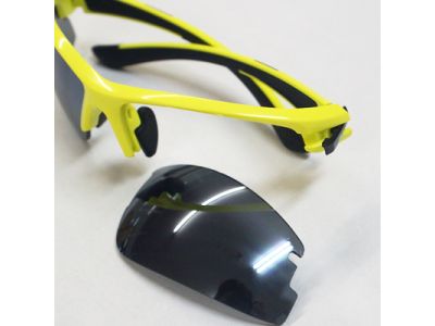 レンズ交換方法3:レンズを下側にスライドさせるとレンズが簡単に取り外せます。 スペアレンズをセットしてつまみ部分を元の位置に戻せば完了です。