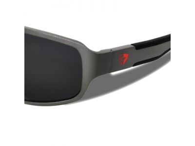 ヒンジにバネ性をもたせてフレキシブルな構造。衝撃や開閉などの負荷がフロントにかかりにくいという効果がある。