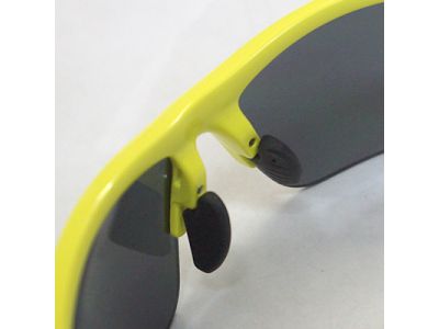 テンプルをたたみます。