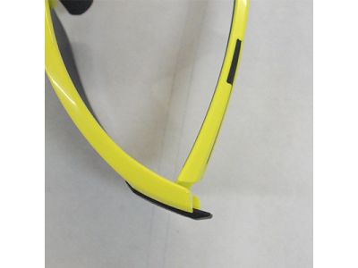 レンズを下側にスライドさせるとレンズが簡単に取り外せます。