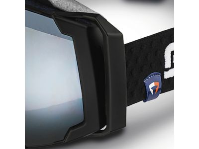 ヘルメット併用時に高いフィット性能を発揮します。