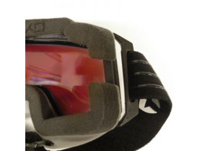 着用時にメガネフレームテンプル部分のスペースを確保することで快適な着用感が得られます。