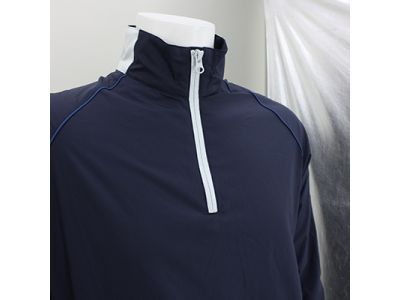 ハーフZIPで適度な温度調整が可能です。