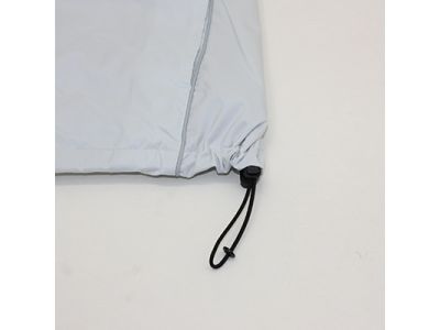 裾はゴムコードで調整可能。