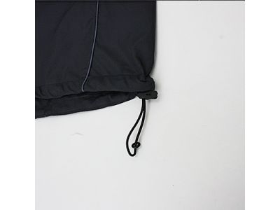 裾はゴムコードで調整可能