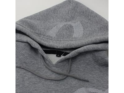 フード上部のドットオーバルマーク