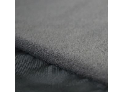 赤外線(太陽光など）を吸収する発熱効果、その発熱した熱を保つ蓄熱効果のある素材。