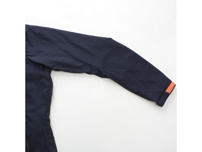 袖を立体カッティングにし、運動性を向上させます。