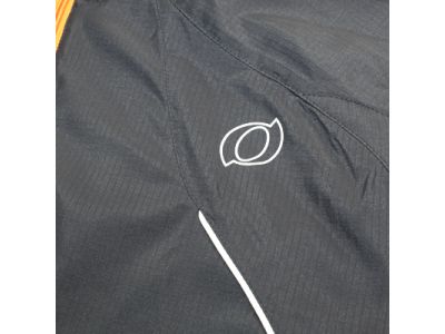 反射ロゴで夜間トレーニングなどでの視認性を向上させます。