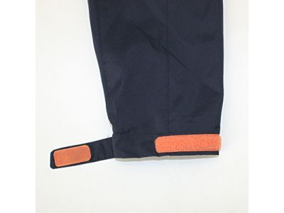 袖口のタブでサイズ調整可能。運動時の袖口のバタつきを軽減します。