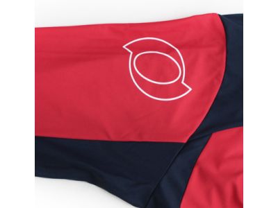 真横から見てもブランドロゴが映える入れ位置。