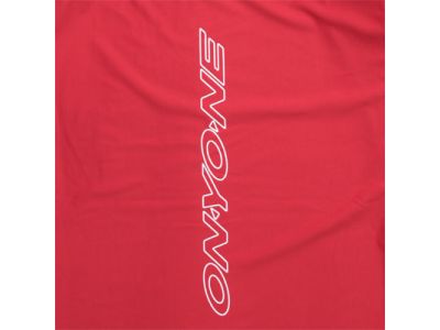 背中に大きく配置されたONYONEロゴが存在感をアピール。