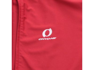 両肩と背中に大きくブランドロゴを配置し、前身頃はあえてシンプルのロゴ配置に。