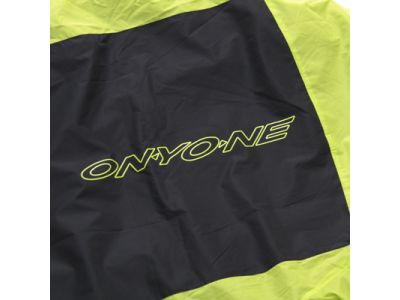 背中に大きく配置されたONYONEロゴが存在感をアピール。