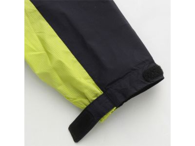 袖口のタブでサイズ調整可能。運動時の袖口のバタつきを軽減します。