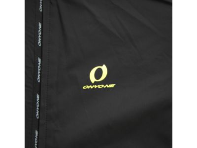 両肩と背中に大きくブランドロゴを配置し、前身頃はあえてシンプルのロゴ配置に。