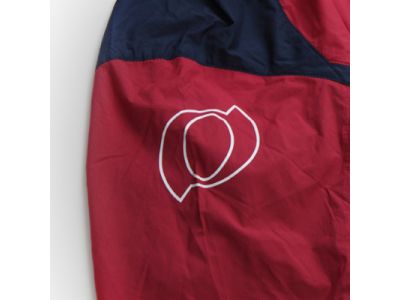 真横から見てもブランドロゴが映える入れ位置。