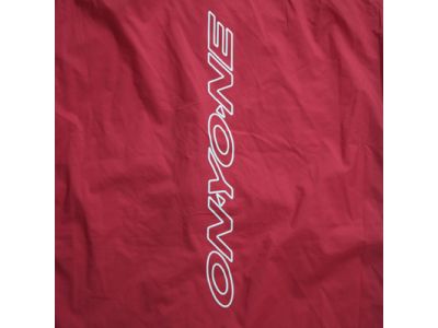 背中に大きく配置されたONYONEロゴが存在感をアピール。