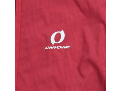 両肩と背中に大きくブランドロゴを配置し、前身頃はあえてシンプルのロゴ配置に。