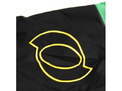 真横から見てもブランドロゴが映える入れ位置。