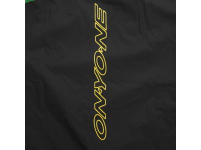 背中に大きく配置されたONYONEロゴが存在感をアピール。