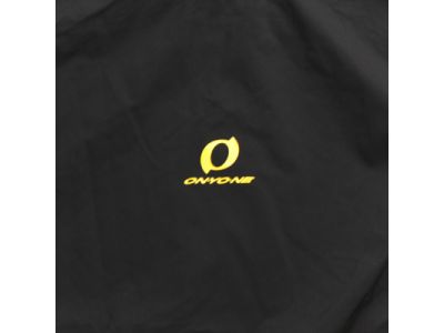 両肩と背中に大きくブランドロゴを配置し、前身頃はあえてシンプルのロゴ配置に。