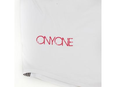 背中には「KEEP　ON　HAVING　YOUR　ENERGY」。「ONYONE」部分だけが配色になっているデザイン