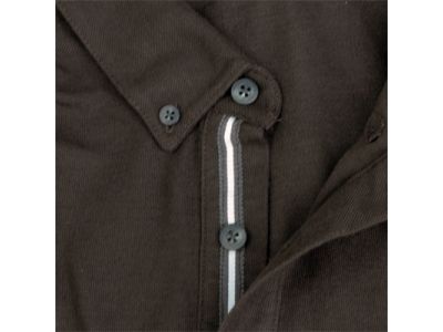 見返しや袖にアクセントとなるラインテープを配置。