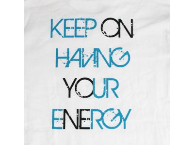 背中には「KEEP　ON　HAVING　YOUR　ENERGY」。「ONYONE」部分だけが配色になっているデザイン