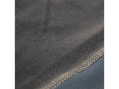 裏起毛素材を使用。起毛部分が空気の層を作り、保温性を向上させます。