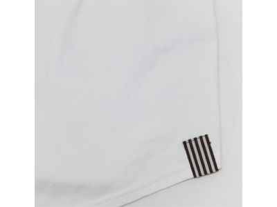 配色の汗止めステッチがワンポイントアクセントに。