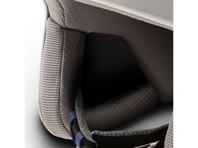 着用時にフィッティング調整が可能なだけでなく、コードを引くと、簡単に取り外しが可能なバックル。