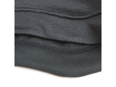 流れ出る汗を吸収して素早く拡散させる設計。