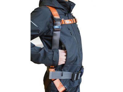 フルハーネスの装着を想定したポケット配置とサイドファスナ-を採用し、