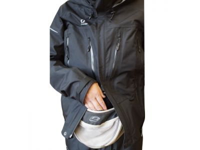 逆開きファスナーを駆使することにより、様々なバリエーションでハーネスの着用が可能です。