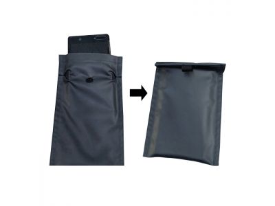 特殊な防水素材を使用し、上部を折り返す設計のポケットが、濡れては困るものを水から守ります。