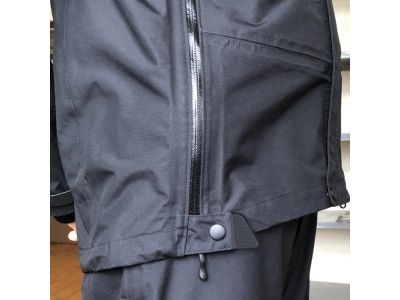 ドローコード+ストッパーで悪天候時でもしっかりフィット。風の巻き込みを軽減してくれます。