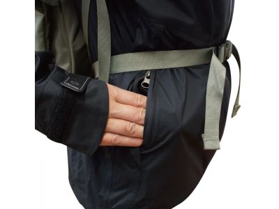 前傾時にポケットに収納したものが前ウエスト部に干渉することを防ぐ位置に脇ポケットを配置します。