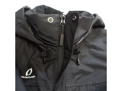 フロントファスナープルはホイッスル機能付き。もしもの時、エマージェンシー用として役立ちます。