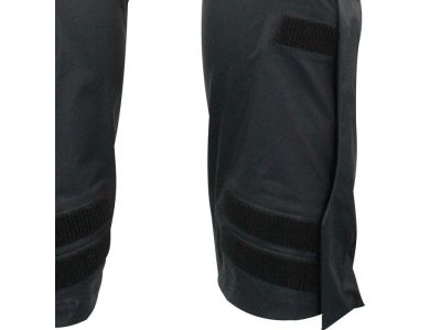 裾口ファスナー仕様で着脱も容易。調整タブ付きで防水性能も高めています。