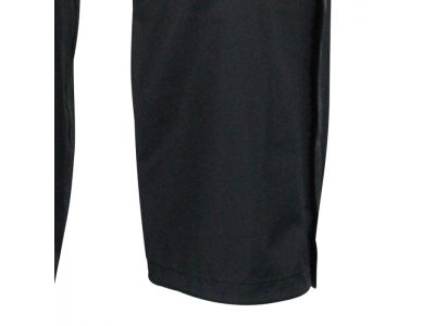 裾口ファスナー仕様で着脱も容易。ダブルフラップ仕様で防水性能も高めています。