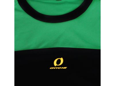 両肩と背中に大きくブランドロゴを配置し、前身頃はあえてシンプルのロゴ配置に。