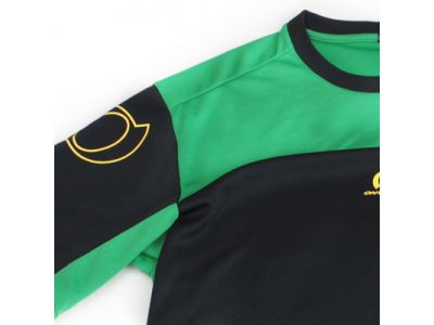 真横から見てもブランドロゴが映える入れ位置。