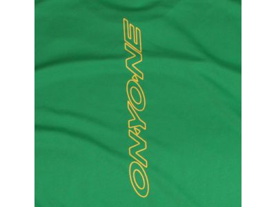 背中に大きく配置されたONYONEロゴが存在感をアピール。